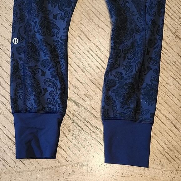 Lululemon size 6 blue Paisley print jogger leggings - Picture 10 of 14
